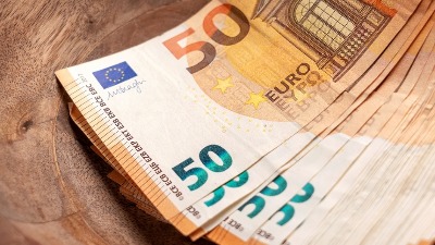 NBS udarila na menjačnice, a bankama dozvolila kurs evra preko 120 dinara