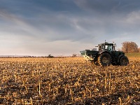 Poljoprivrednici kupuju gorivo za oranje na kredit