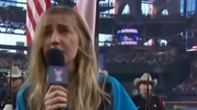 Pevačica pijana pevala himnu pred punim stadionom (VIDEO)
