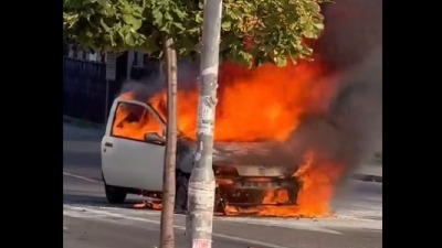 Zapalio se auto nasred ulice kod Bogoslovije (VIDEO)