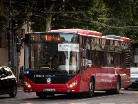 Autobus udario dete (2) u Surčinu, meštani mu razlupali stakla