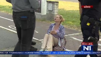 Uhapšena žena ispred Palate Srbija: Kasnila na posao, bunila se, policija je oborila na zemlju, pa stpala u maricu (VIDEO)