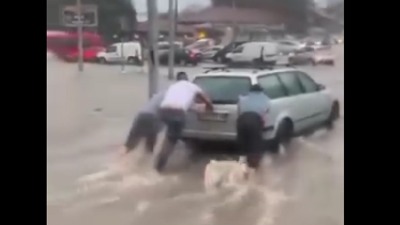 POTOP u Beogradu: Plivaju automobili, vozači guraju kola na Autokomandi, semafori ne rade... (VIDEO)