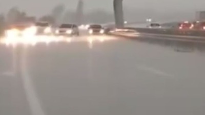 Haos na Milošu Velikom: Ne vidi se prst pred okom, a vozači stali ispod nadvožnjaka i uključili "sva četiri" (VIDEO)