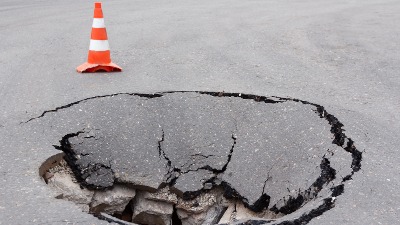 Kamion propao kroz asfalt u Ulici gospodara Vučića (FOTO)