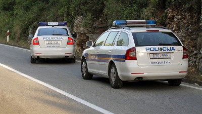 Kombijem bežao policiji i udario u stub: 10 osoba povređeno