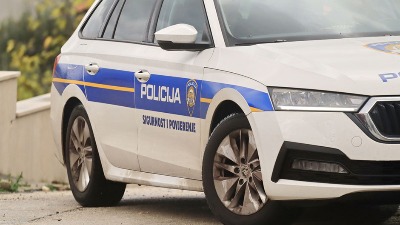 Automobil sleteo sa puta, jedna osoba poginula