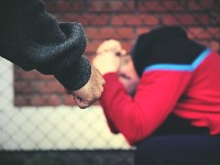 Dva dečaka pretukla vršnjaka (13) kod osnovne škole