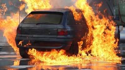 Zapaljen auto u Surčinu: Požar podmetnut?!