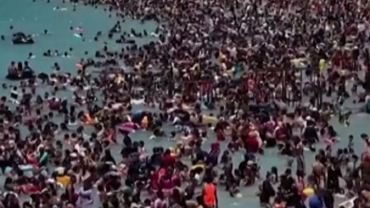 Ljudi kao sardine: Na ovoj plaži igla nema gde da padne (VIDEO)