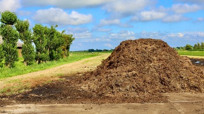 Stočari prete prosipanjem stajskog đubriva po drumovima