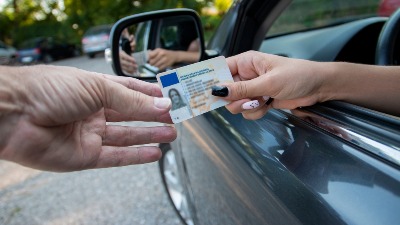 Srbi masovno uzimaju kosovske vozačke dozvole