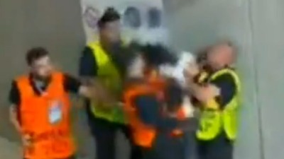 Jeziv snimak sa Evra: Redari tukli navijača u tunelu (VIDEO)