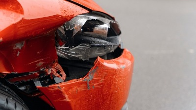 Auto u NS potpuno smrskan, a nikakvog udesa nije bilo (FOTO)