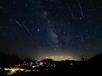 Večeras OBAVEZNO pogledajte u nebo: NAJSJAJNIJA LETNJA KIŠA METEORA dostiže vrhunac