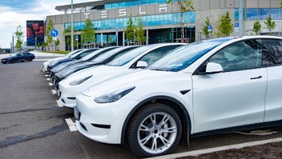 Više od polovine vlasnika "Tesla" automobila vraća se benzincima!