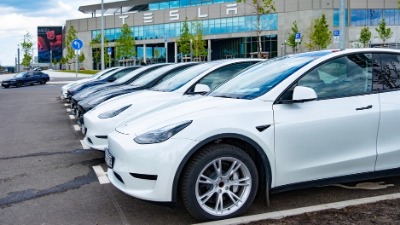 Tesla se zapalila nakon udesa, poginule četiri osobe