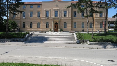 U Mionici isečene gume na vozilima Novosađana koji posmatraju izbore (FOTO)