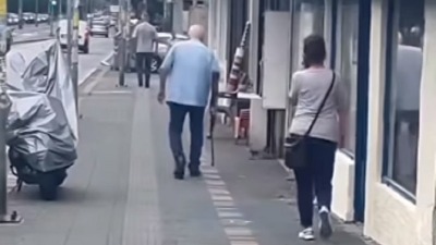 Snimak muškarca koji s puškom u ruci šeta Bulevarom (VIDEO)