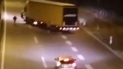 Obračun na auto-putu: Skočili na kamion u pokretu?! (VIDEO)