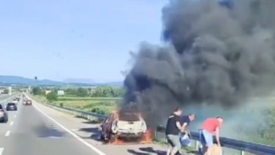 Gori automobil na auto-putu kod Ćuprije (VIDEO)