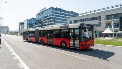 Kontejner naleteo na autobus usred vožnje, staklo letelo svuda
