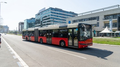 "Sreća pa dolazi leteći taksi": Slika prepolovljenog autobusa, a komentari viralni
