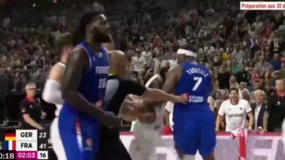 LUDILO Makljaža košarkaša Francuske i Nemačke (VIDEO)
