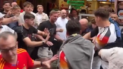 Žestoka tuča navijača, uletela policija (VIDEO)