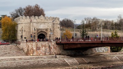 Vlast okačila kukasti krst na tvrđavi u Nišu (FOTO)