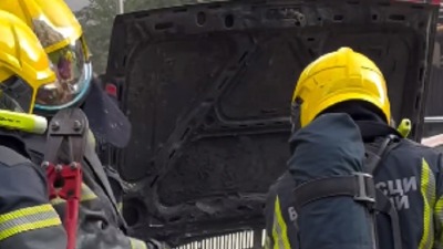 Zapalio se automobil na parkingu (VIDEO) Zapalio se automobil na parkingu (VIDEO)