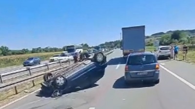 Težak udes, auto završio na krovu (VIDEO)