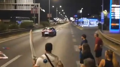 UZNEMIRUJUĆE: Trenutak kad je auto uleteo u masu i povredio ljude (VIDEO)