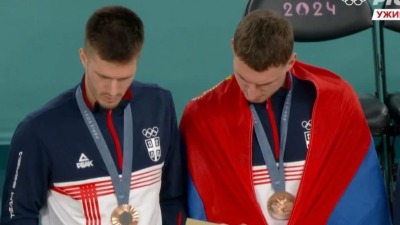 Evo šta je u kutiji koju su zbunjeno gledali košarkaši
