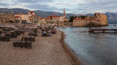 Na budvanskoj plaži dve ležaljke i suncobran koštaju 400 evra