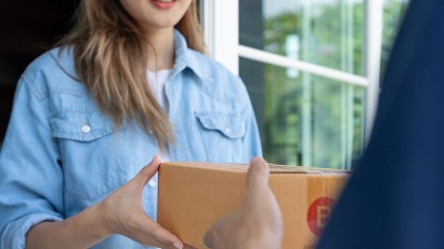 Žena platila paket više od 3.000 evra, a unutra trulež! Nije verovala da su je ovako nasamarili