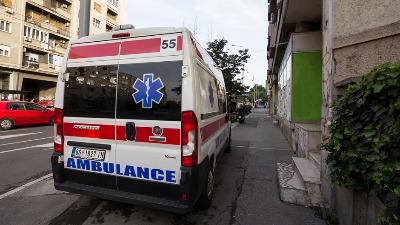 Momci i devojka gaze dečka koji nepomično leži (VIDEO)