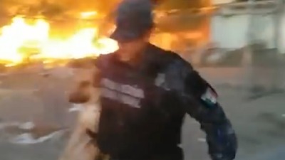 Policajac rizikovao život da spasi psa (VIDEO)