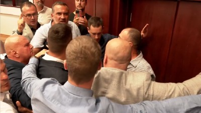 Haos u Skupštini: Sukob zamenika gradonačelnika i odbornika (VIDEO) Haos u Skupštini: Sukob zamenika gradonačelnika i odbornika (VIDEO)