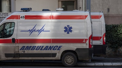 Jeza u Zemunu: Nepoznata osoba pala sa drugog sprata zgrade