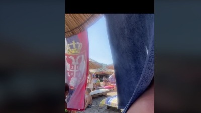 Ljudi bežali od Srba na plaži u CG: Okačili srpske zastave i puštali pesme o Kosovu (VIDEO)