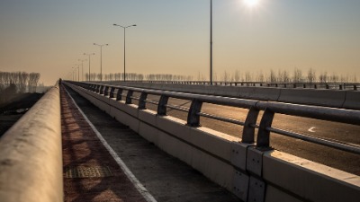 Vozilo se prevrnulo nasred puta: Stvaraju se zastoji (FOTO)