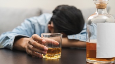 Šef avio-kompanije: Zabranite alkohol ujutru zbog pijanih putnika