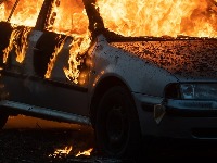HAOS U RAKOVICI: Buknuo luksuzni "BMW", kamere snimile piromana