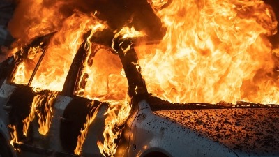 HAOS U RAKOVICI: Buknuo luksuzni "BMW", kamere snimile piromana