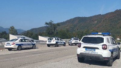 Auto niških tablica PUN DECE MIGRANATA