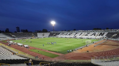 Huligani upali na stadion Partizana i uništili teren pred derbi (FOTO)