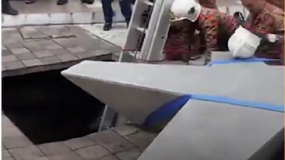 Drama na ulici: Zemlja se otvorila pod ženinim nogama (VIDEO)