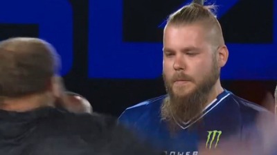 Rus ošamario rivala, pao kao sveća (VIDEO)