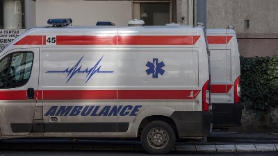 Devojčica (2) pala sa terase kuće , sa povredama glave prebačena u Niš